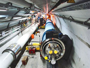 Le millième cryoaimant lors de son installation dans le tunnel de l'accélérateur le 5 septembre.