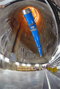 Descente du dernier aimant dipôlee du LHC