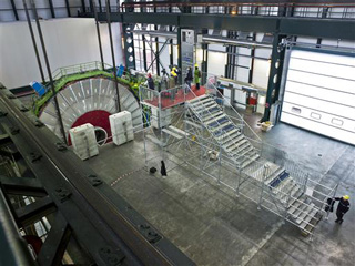 The last of the fifteen slices of CMS is lowered into the experiment cavern